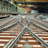 DT – Výhybkárna a strojírna vyrobila dvojitou kolejovou spojku na syntetických pražcích pro dopravní podnik Ruhrbahn GmbH se sídlem v německém Essenu